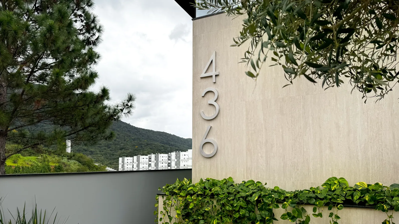 Endereço 436 da Casa Van Gogh em parede de pedra, com vista para a serra da Pedra Branca