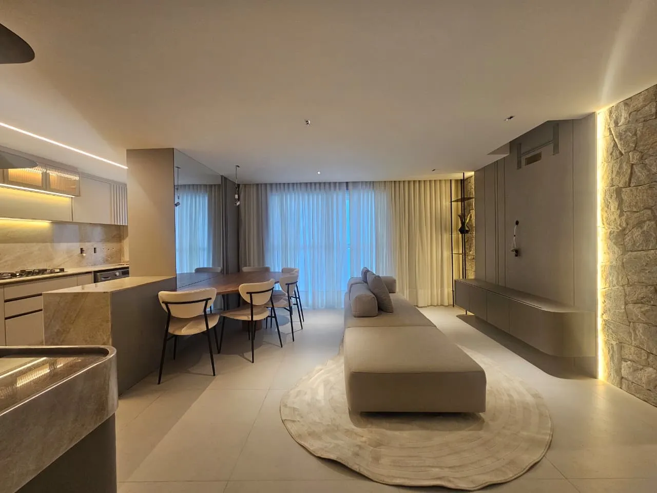 Sala de estar da Cuor di Leone com sofá e iluminação em tons quentes