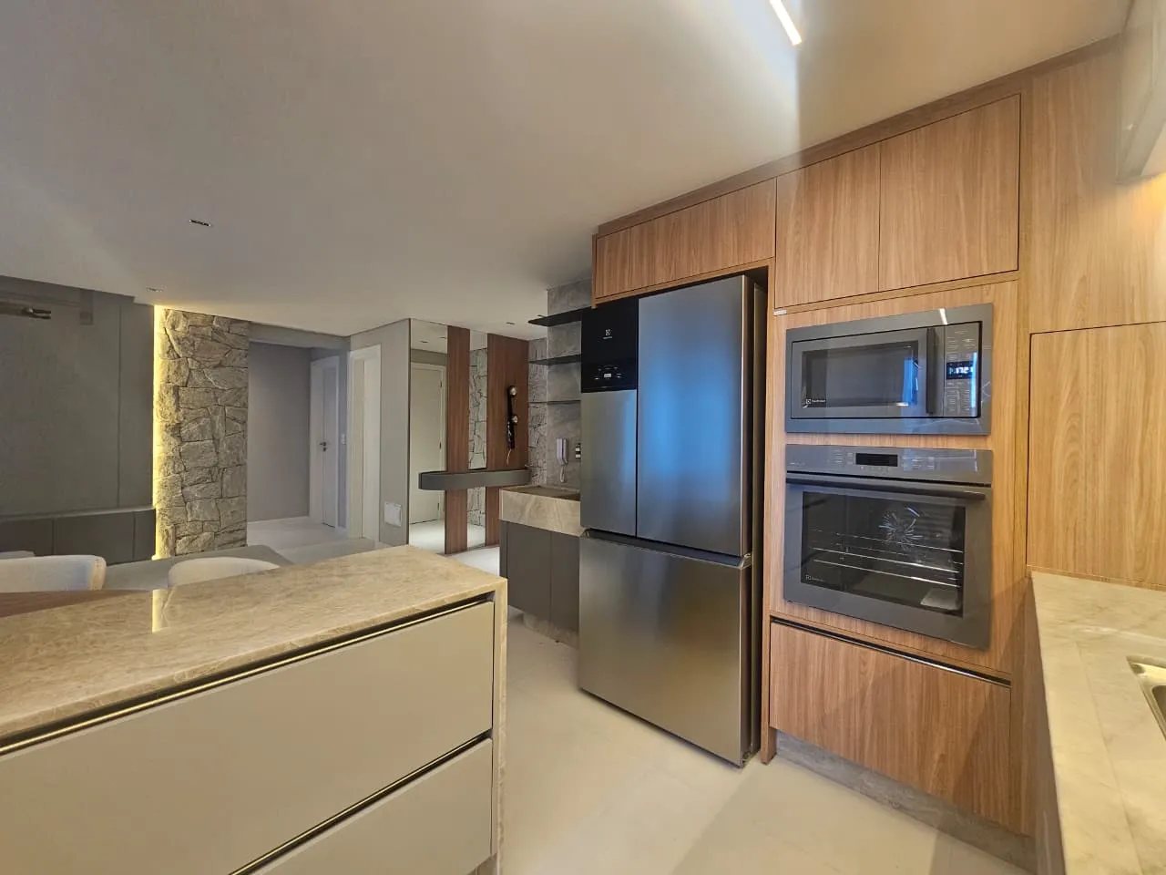 Cozinha equipada com ilha, forno e amplo armário