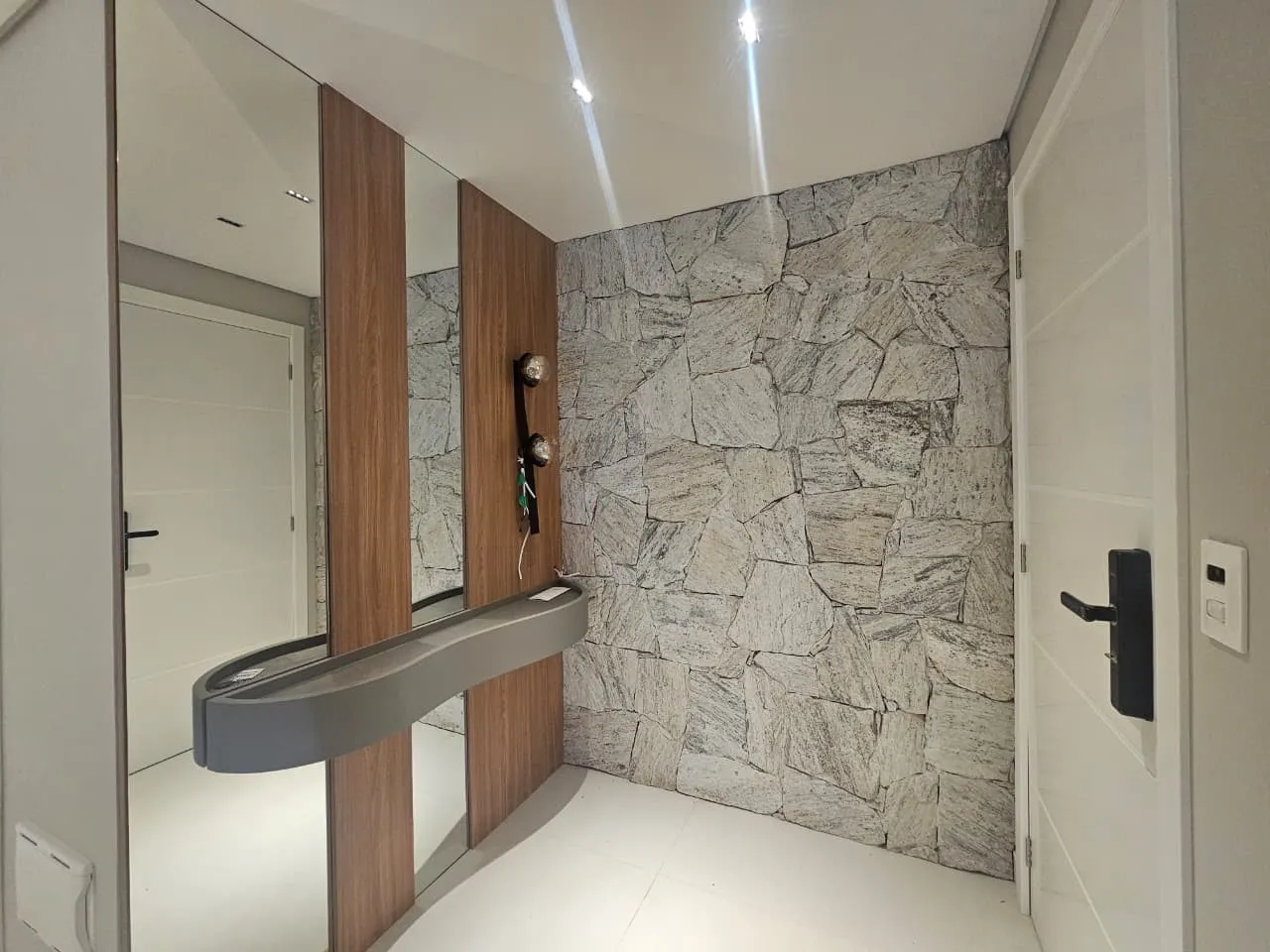 Banheiro com revestimento em pedra e acabamento premium