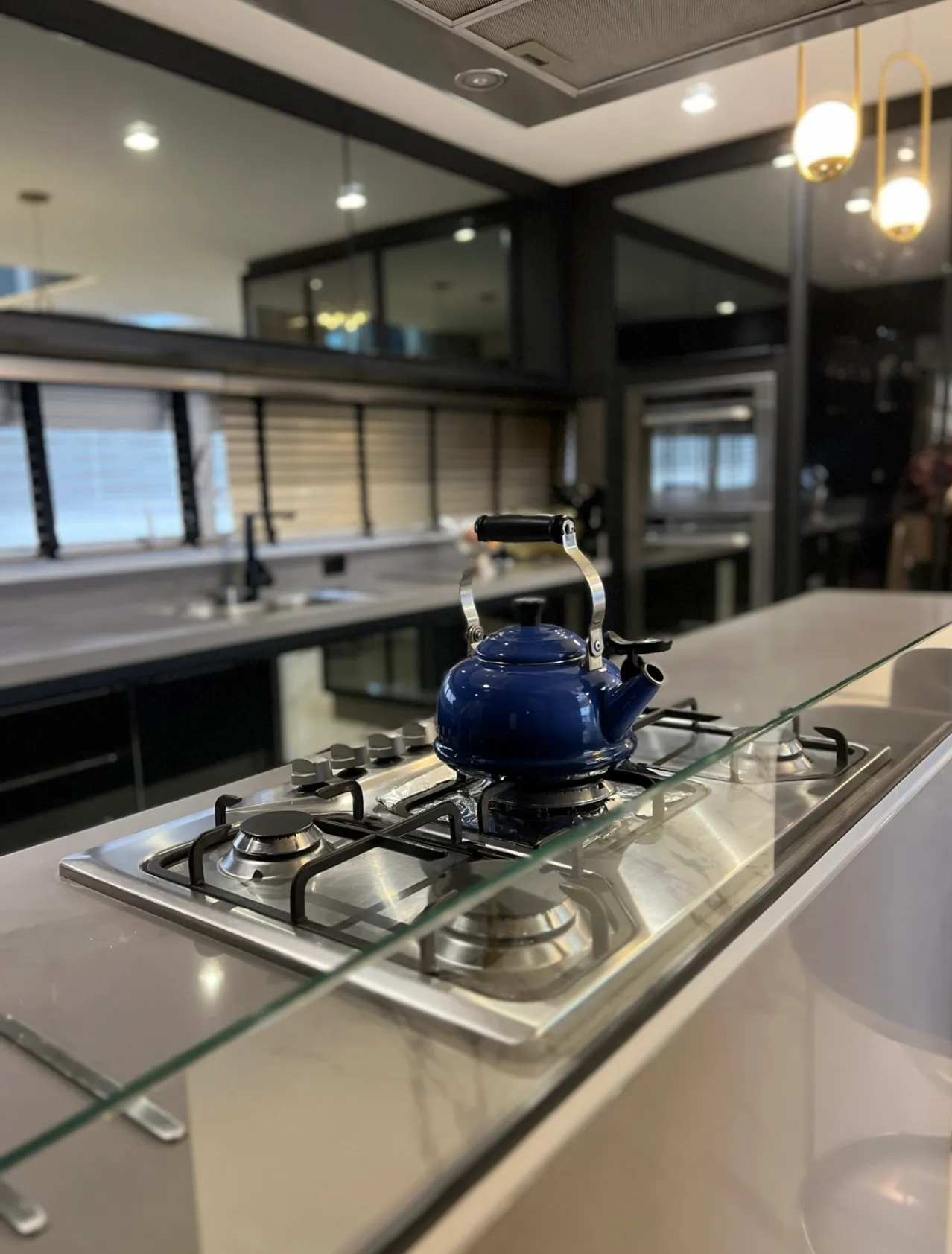Espaço gourmet com cooktop, ilha e vista para a cidade