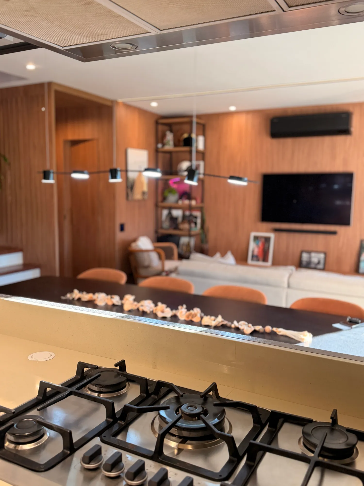 Cozinha gourmet com cooktop e marcenaria planejada