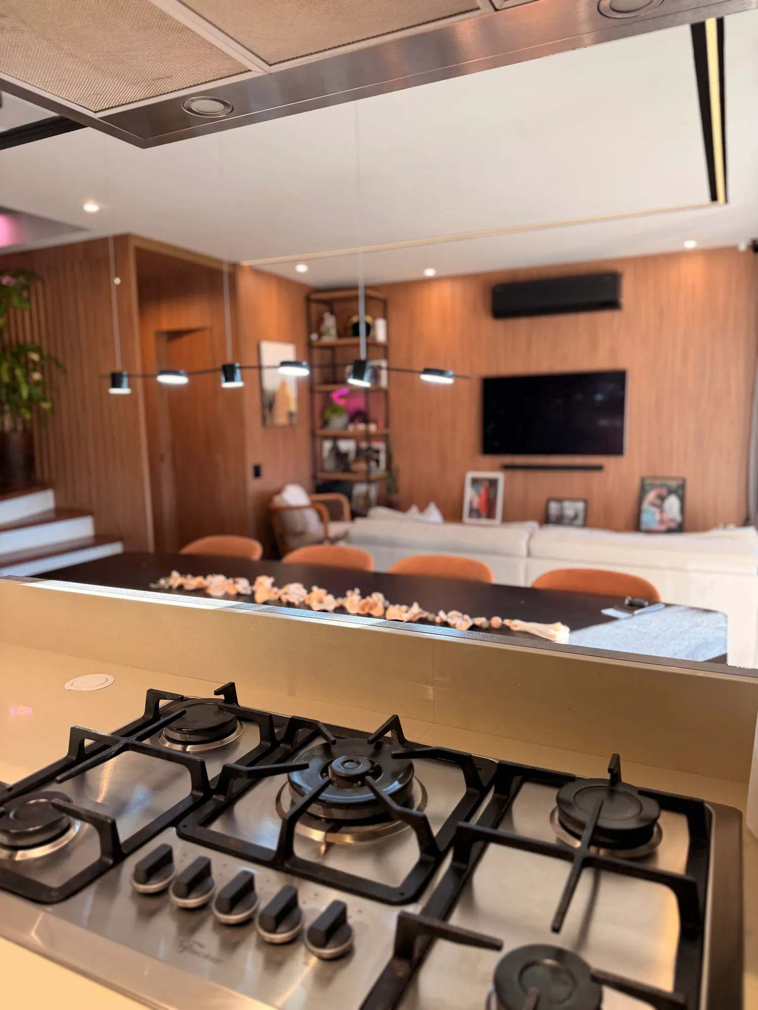 Cozinha com ilha, cooktop e bancada ampla