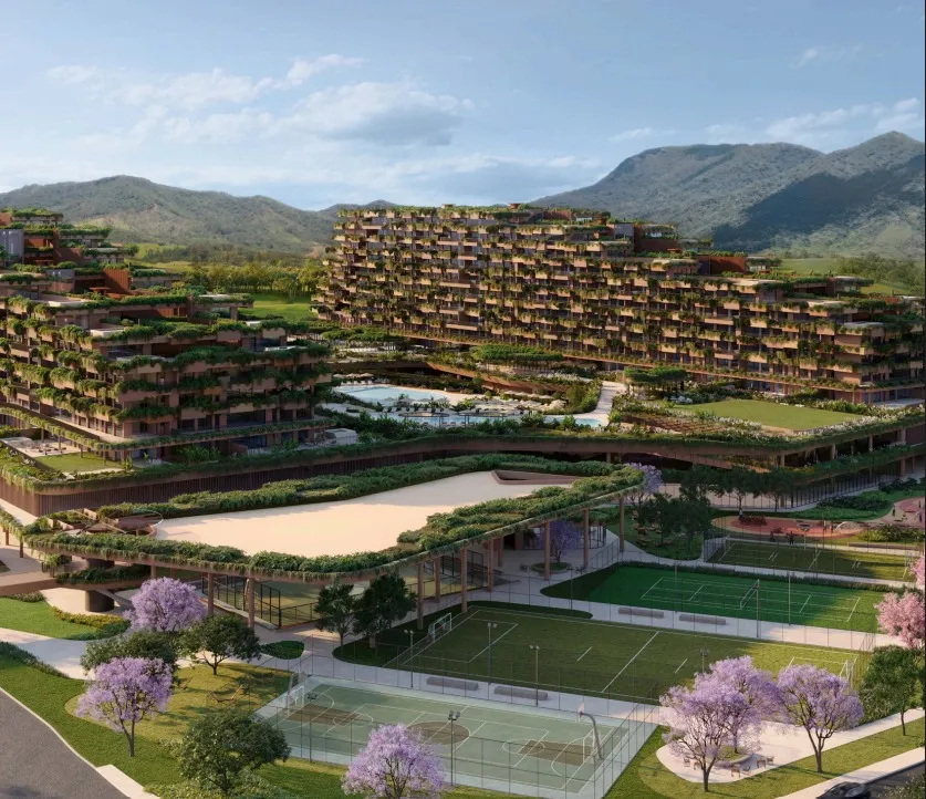 Panorâmica do complexo ALL Resort com quadras esportivas e montanhas ao fundo